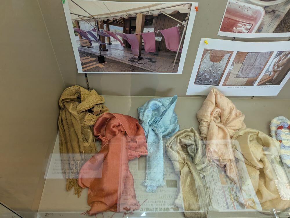 9月のショーケース展示：布ぞうり＆草木染体験