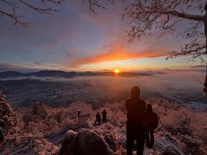 準グランプリ48＃2026年1月3日　7時13分撮影薄っすら雪の積もった矢筈山❄️皆で日の出を待つ#にしわき10山フォトコン #登ろう矢筈山.jpg